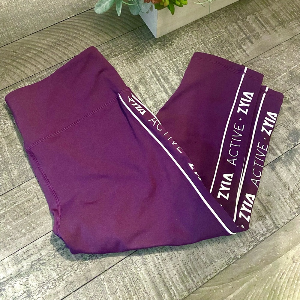 ZYIA ACTIVE PLUM LOGO STRIPE LIGHT N TIGHT HI-RISE CROP LEGGING 💜